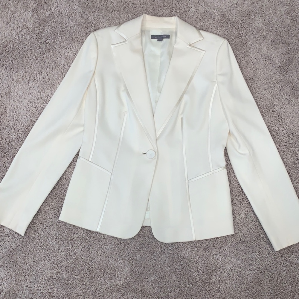 Stunning Ann Taylor Ivory Silk Detail Suit